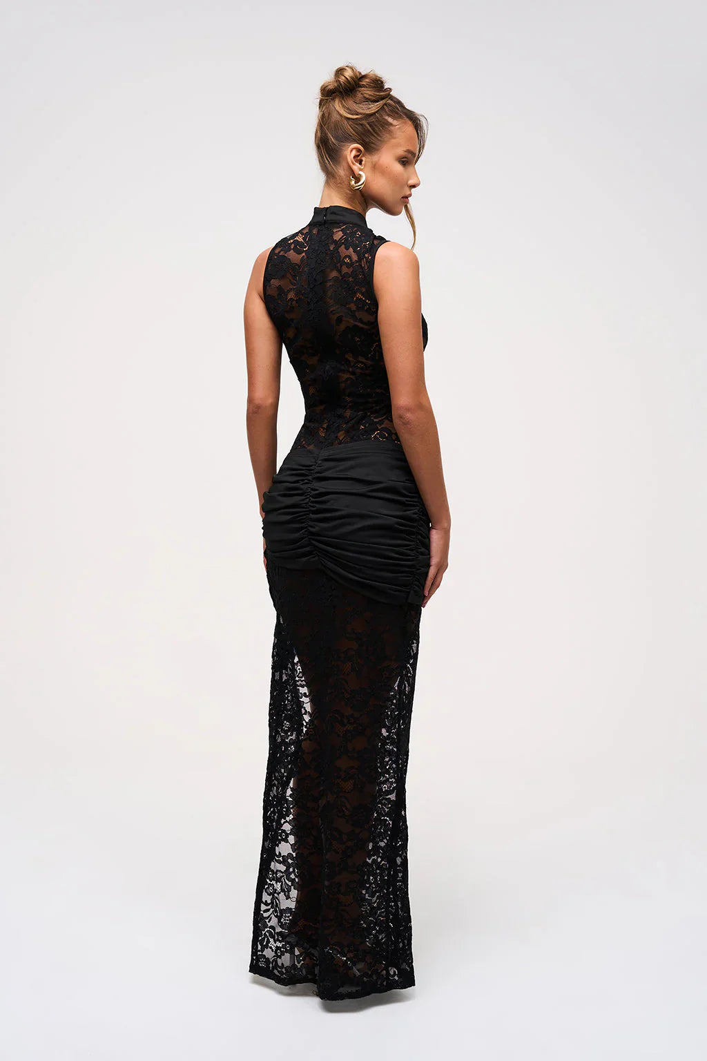 SARA  | Long lace dress with teardrop neckline